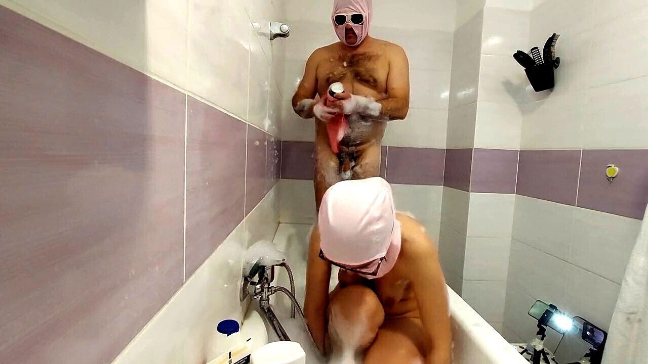 Inexperienced couple enjoys steamy bath with hairy milf booty