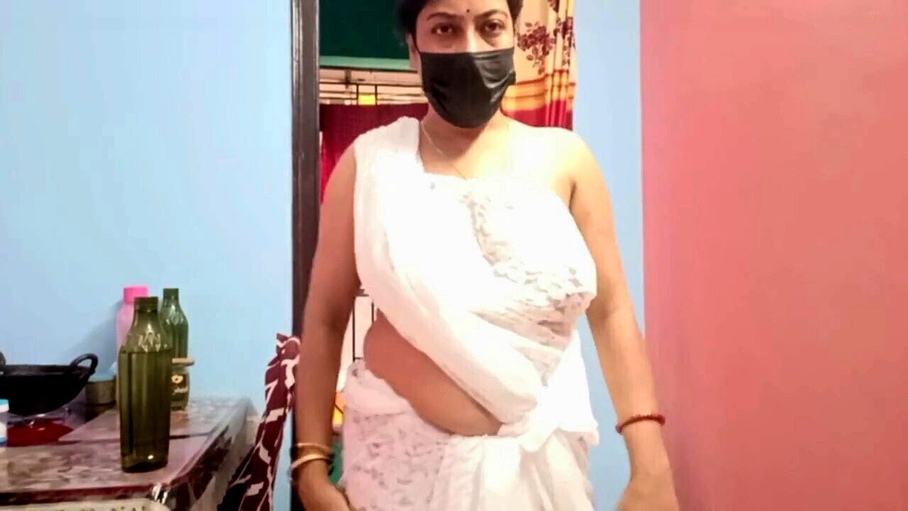 Indian saree reveals natural bush huge boobs, seduces desi style mature aunty