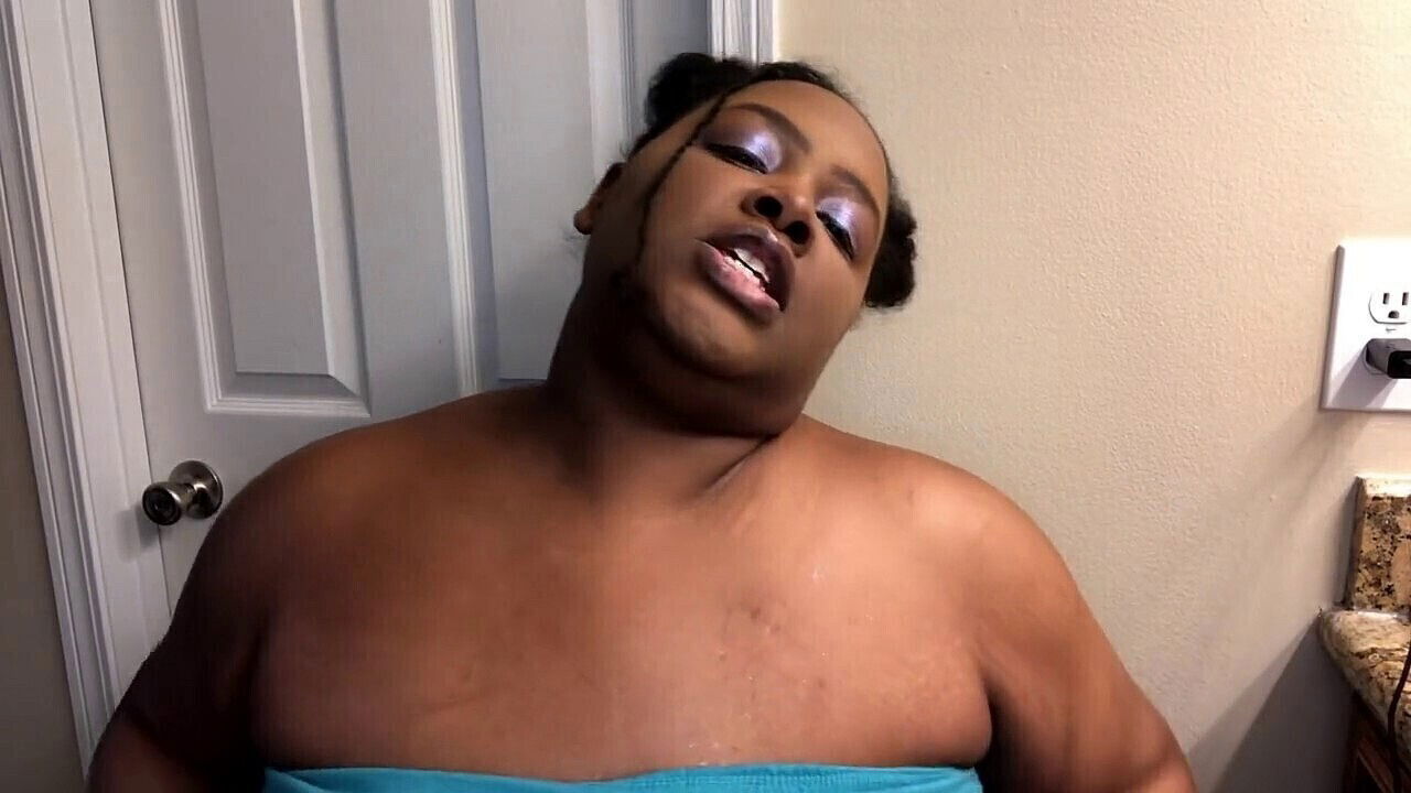 Trina Foxx makes submit worship booty while clean feet