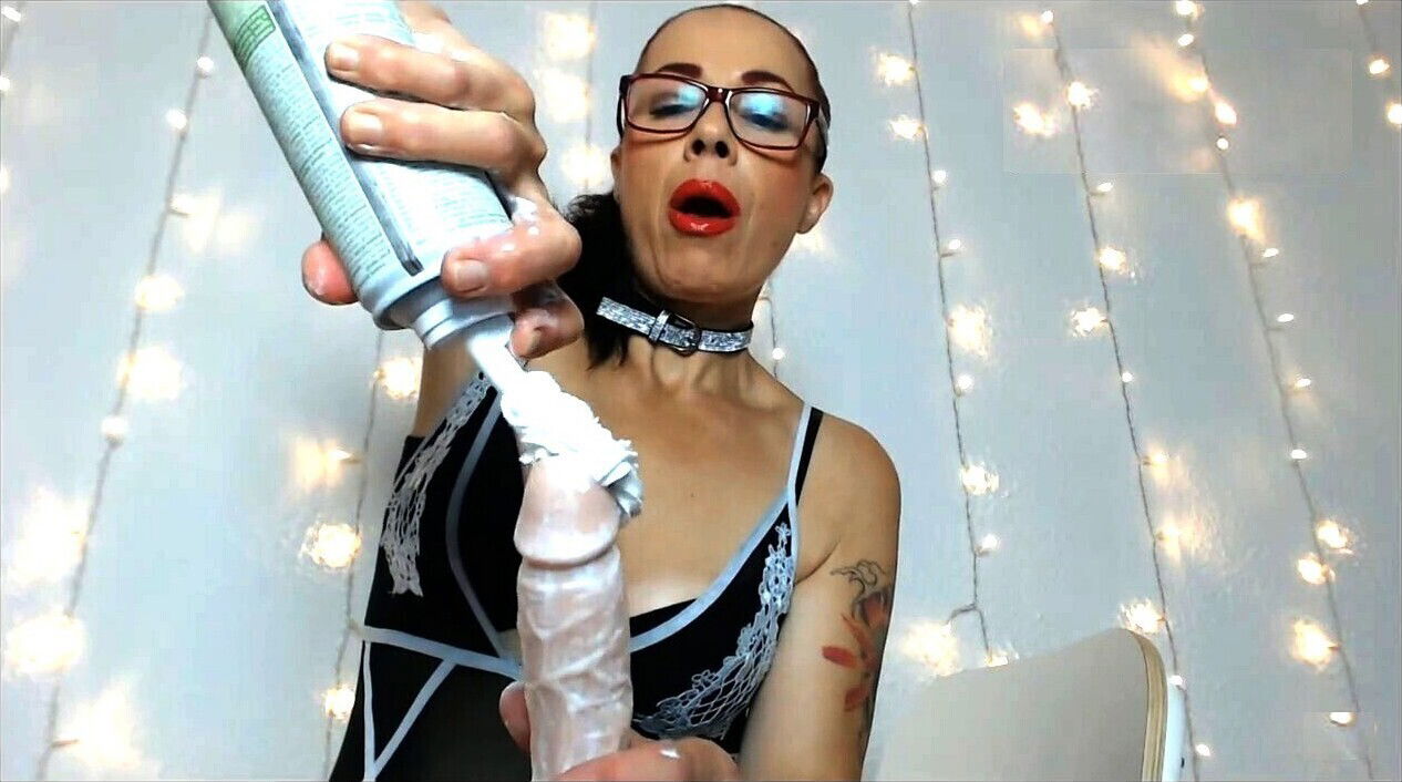 Mistress Italiana Padrona Claudia serves some juicy domination with food twist