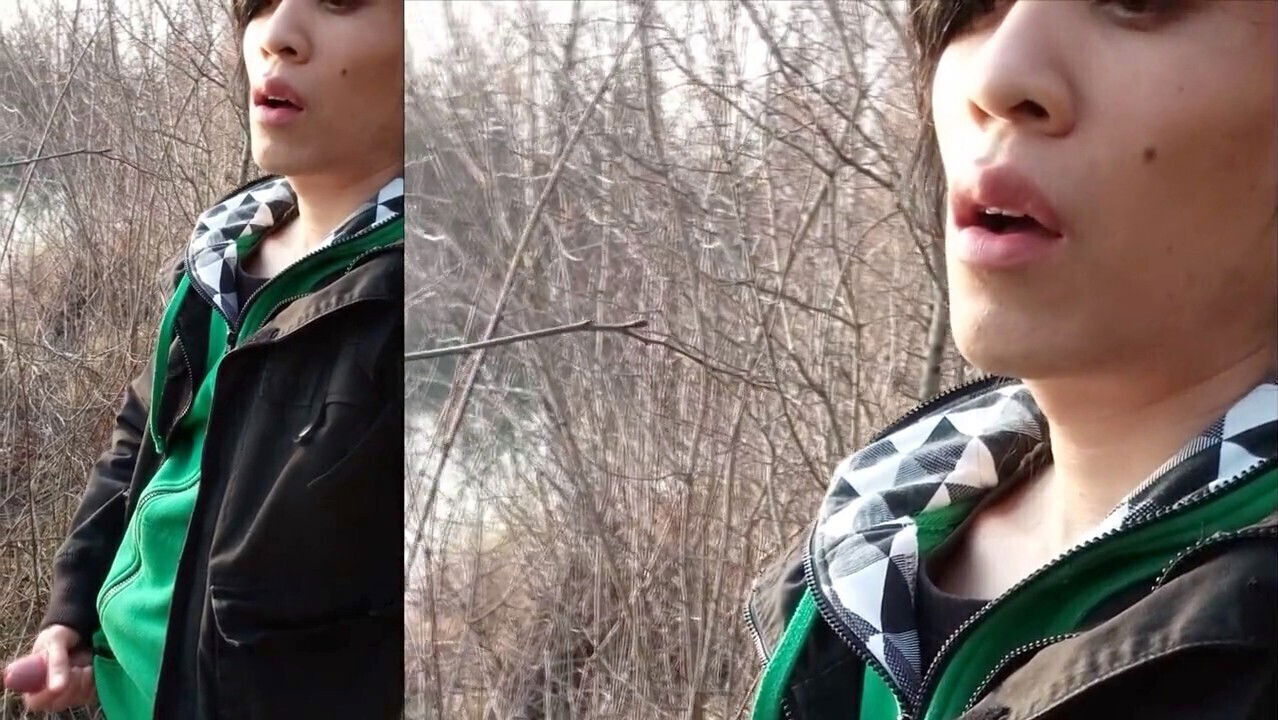 Arteen enjoys thick during outdoor masturbation session