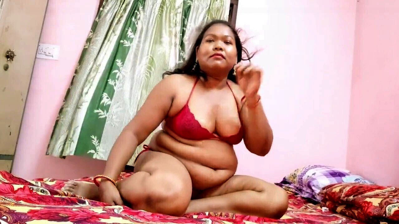 Super sexy Sonam Official shows tiny bikini