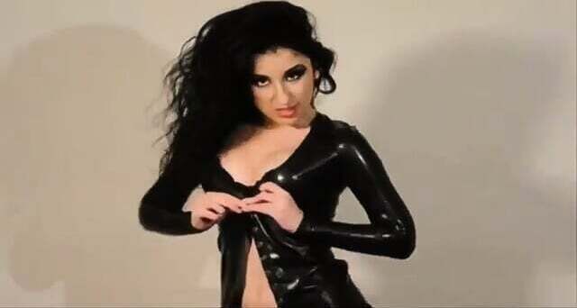 Marilyn Yusuf Fetish model putting latex clothes [2012.03.07]