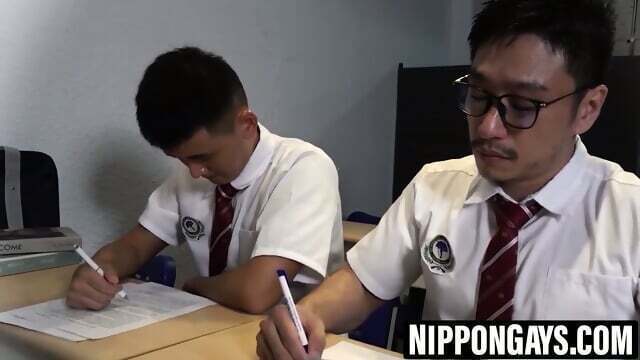 Cute Willy learns bottoming from Duncan thick lesson