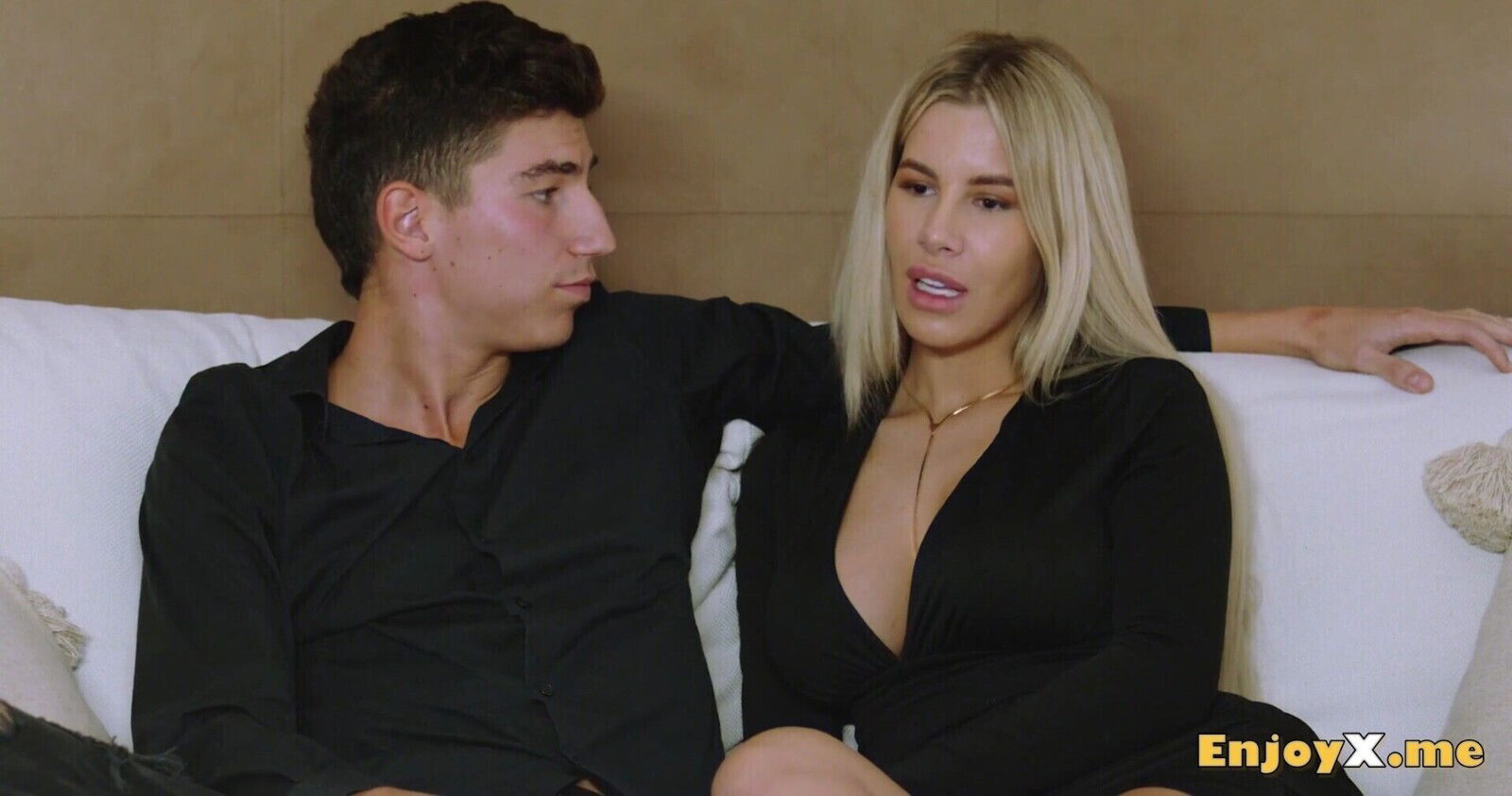 Miss Naughty flashes off her talents.Horny housewife indulges in oral pleasure with her visitor in the kitchen.