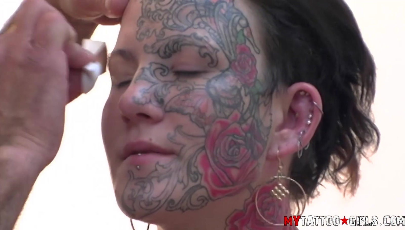 Behind the Scenes Fun Photoshoot with Ravishing Evilyn Ink and Genevieve Sinn - AltErotic