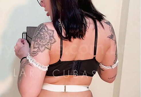 Novinha fantasiando lingerie nova