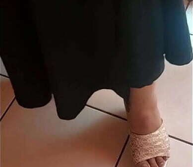 mujer cada puta caliente, ahora mostrando enormes tetas tiras blusa red.