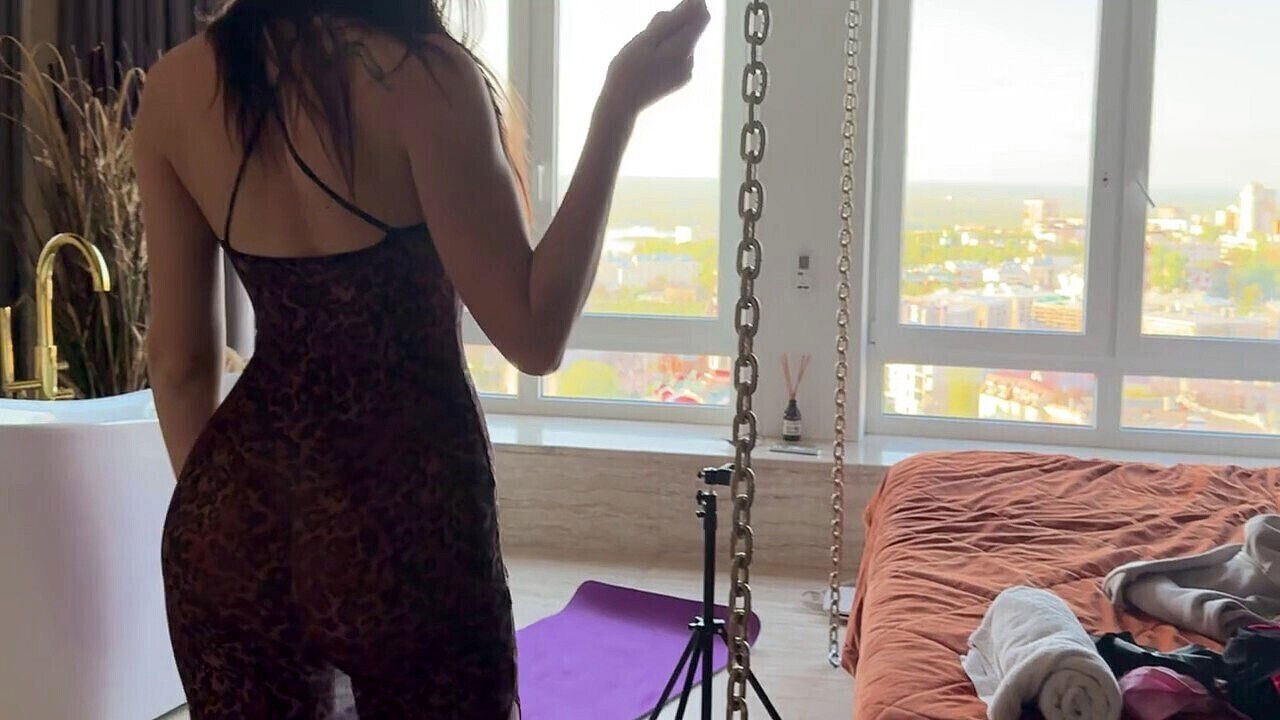 Gorgeous princess Hollyharlot tidies up in her sundress