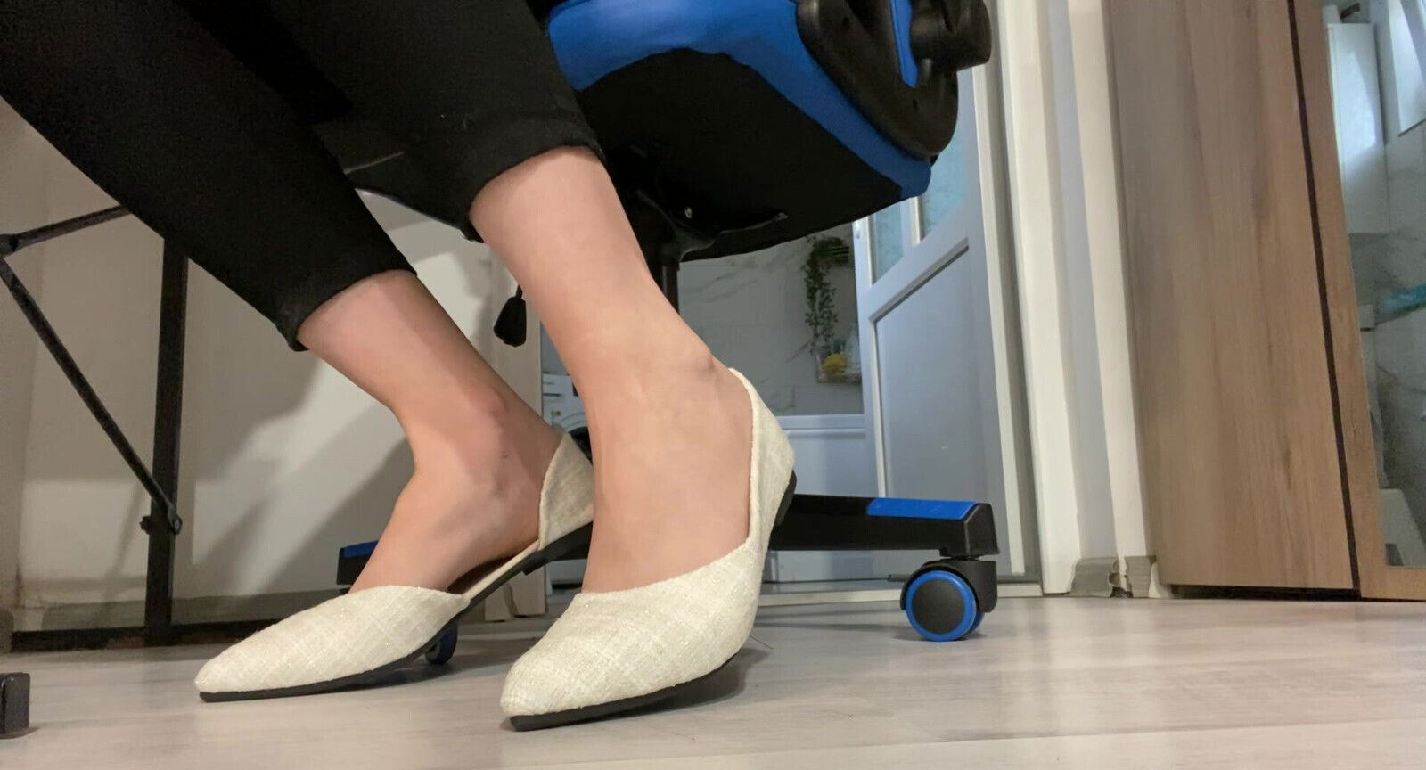 LICK SHOES FEET RIGHT