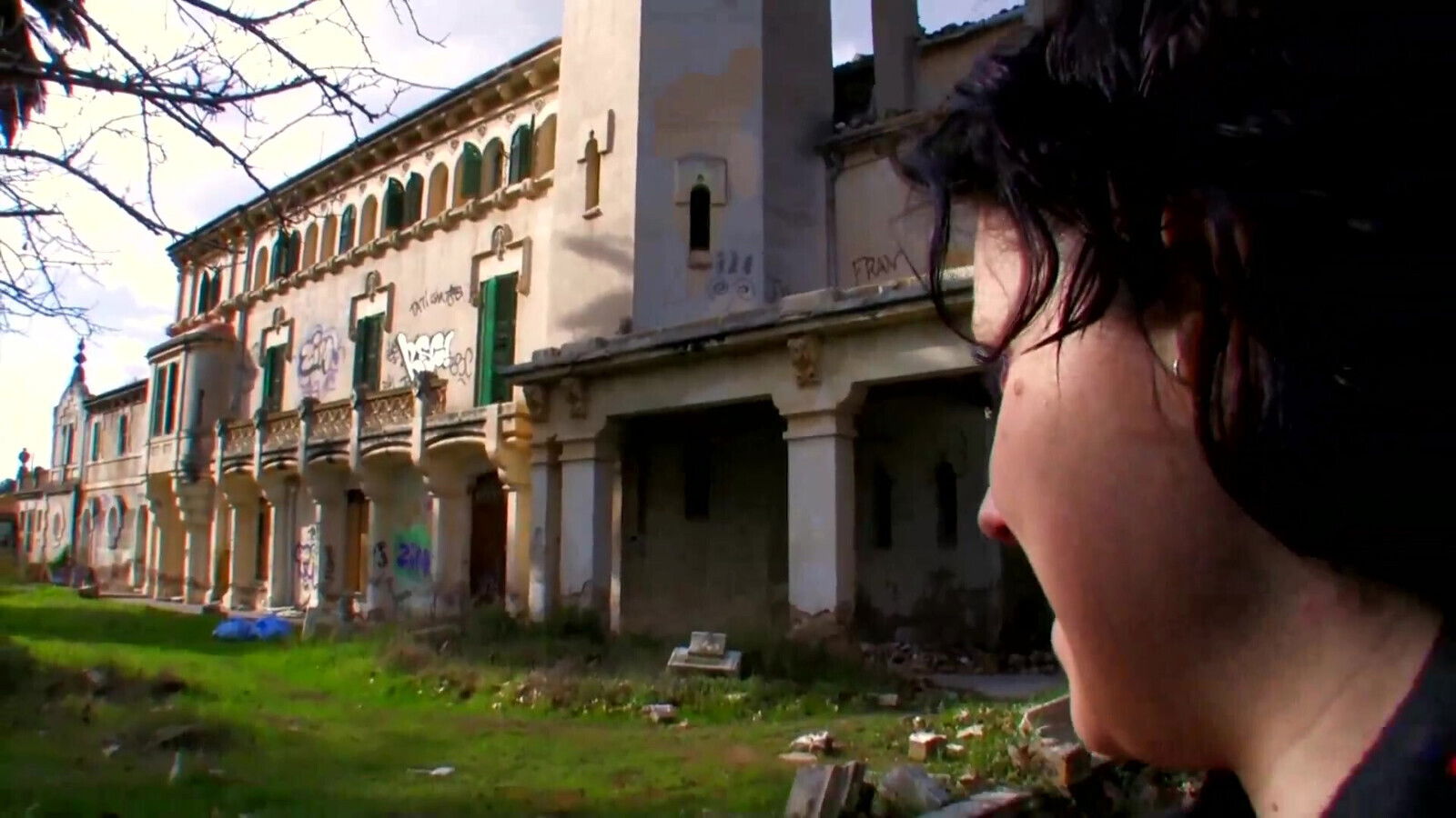 Pussy fucking fingering castle garden