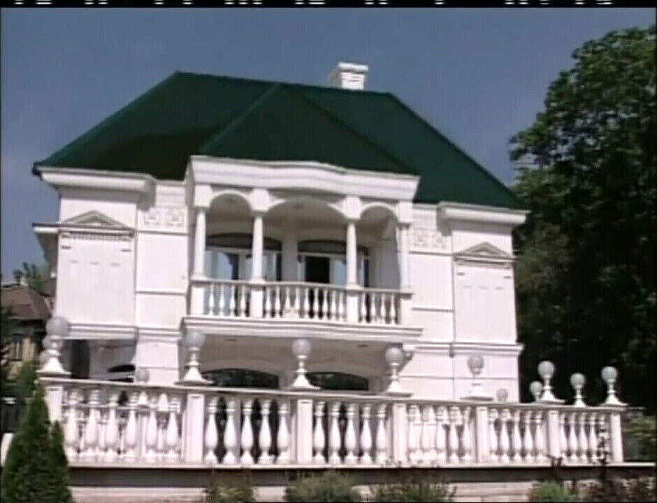 Threesome love office