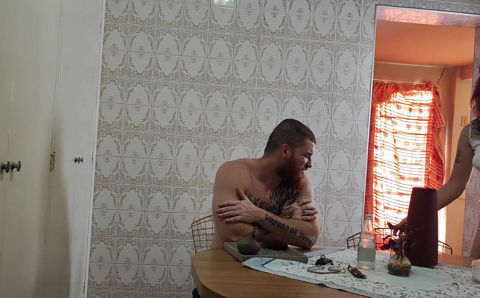 Fucking cuckold's wife while washes dishes didn't notice