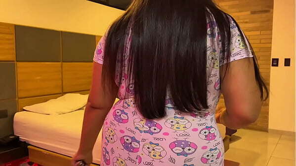 Hombre enmascarado entra cuarto para follarme