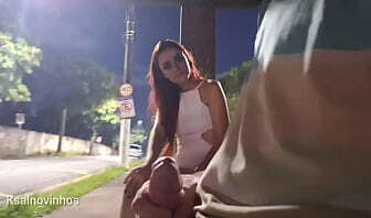 Punheta arriscada para bela ruiva ponto &ocirc_nibus!