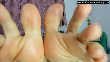 Colombiana Barefoot Tease Can&rsquo_t Look From