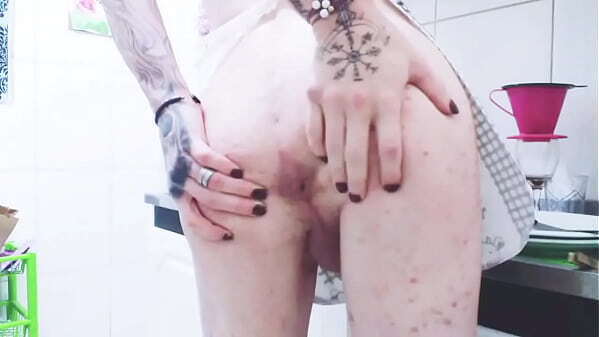 Dona casa trans enfiando cenourinha cuzinho