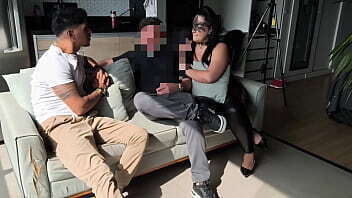 Casada Milf, Muito gostosa e safada, Fode com o personal e todos os vizinhos ouvem os gemidos na safada naquela rola enorme.