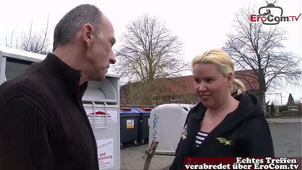 Notgeiler deutscher fragt Hausfrau Stra&szlig_e nach