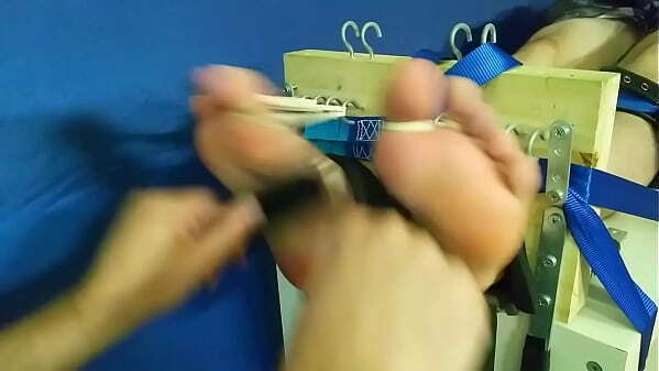 chatouille pieds dans carcan