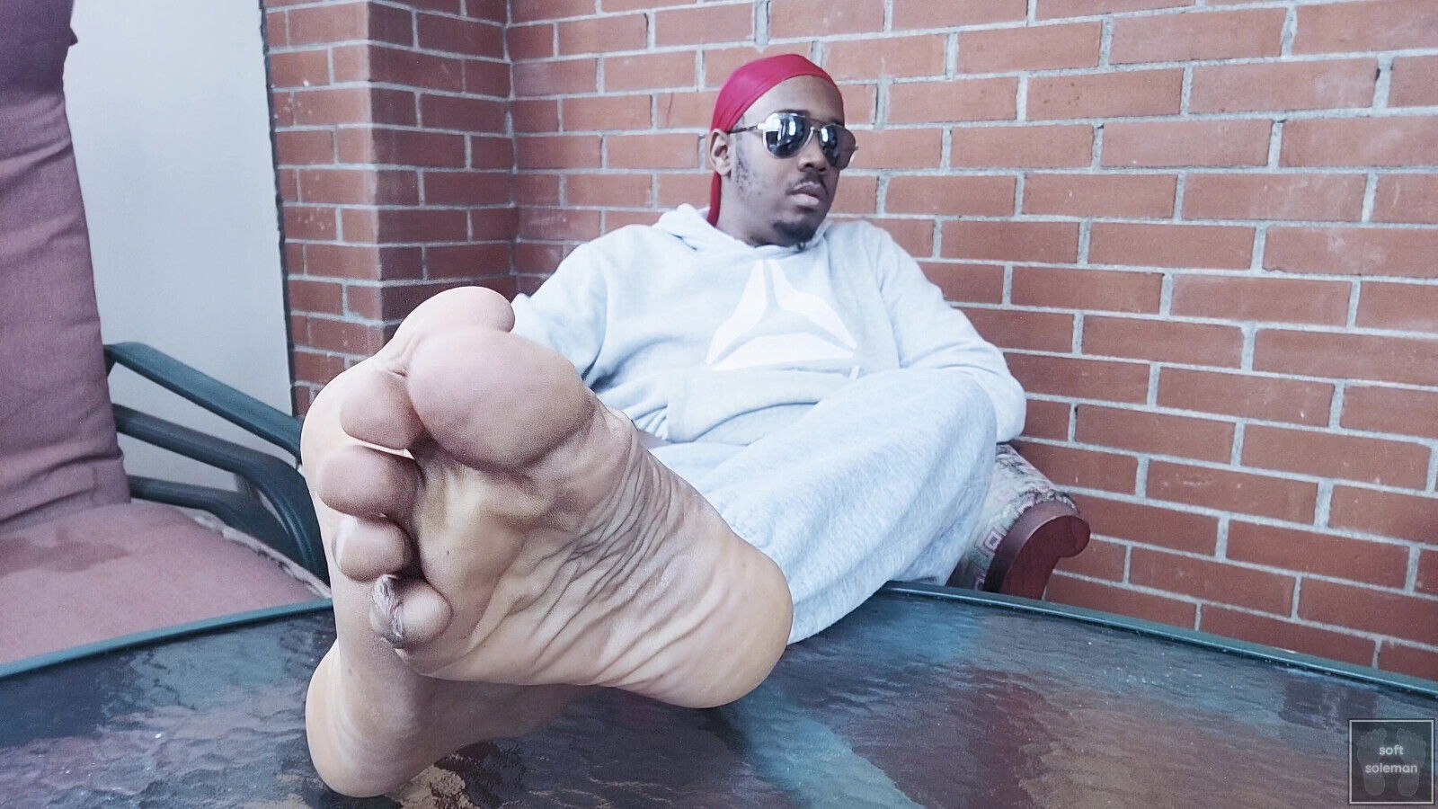 touch myself, display feet (2025)