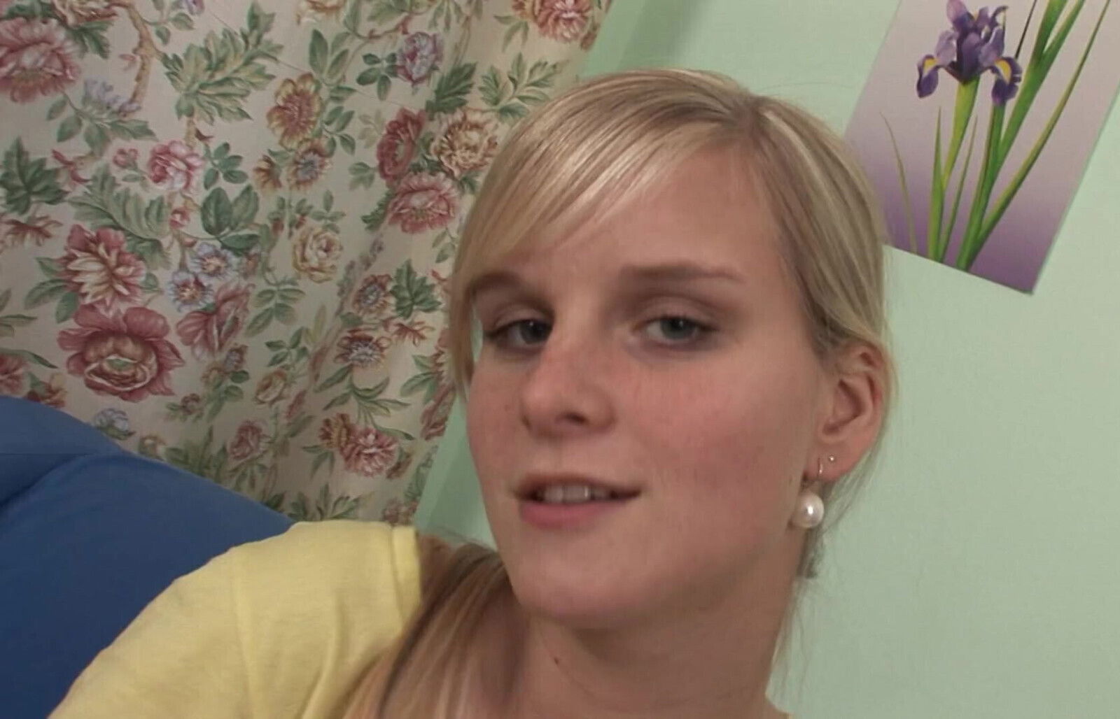 Horny girl enjoys pussy lick before riding hard sofa