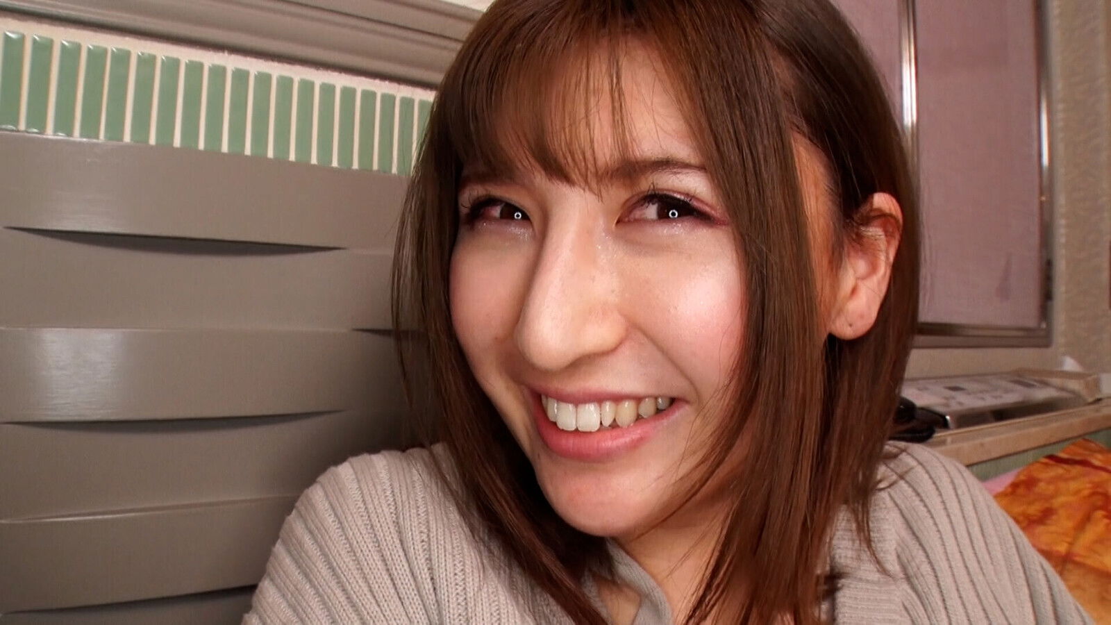 A047G04 Pick beautiful woman goes city hotel! sullen beauty with friend!