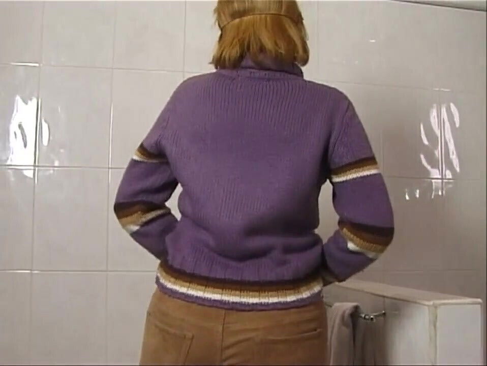 Blonde milf fucking toilet