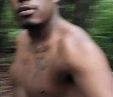 Negros parque curtindo