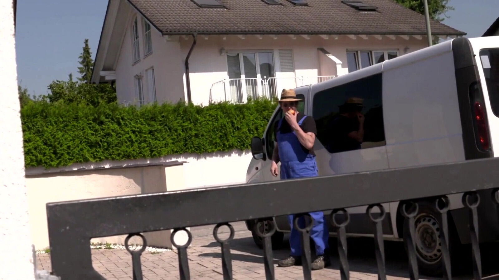 Sexy blonde with nice pussy gets fucked garage