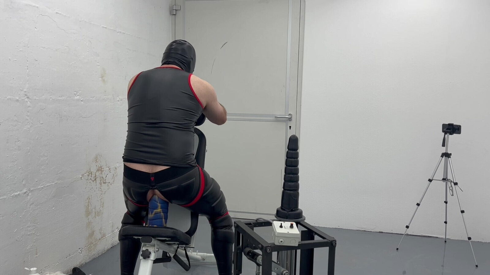 Masked Gimp 48cm Dildo Fucking Machine Huge 8.9cm Plug Post Attempt