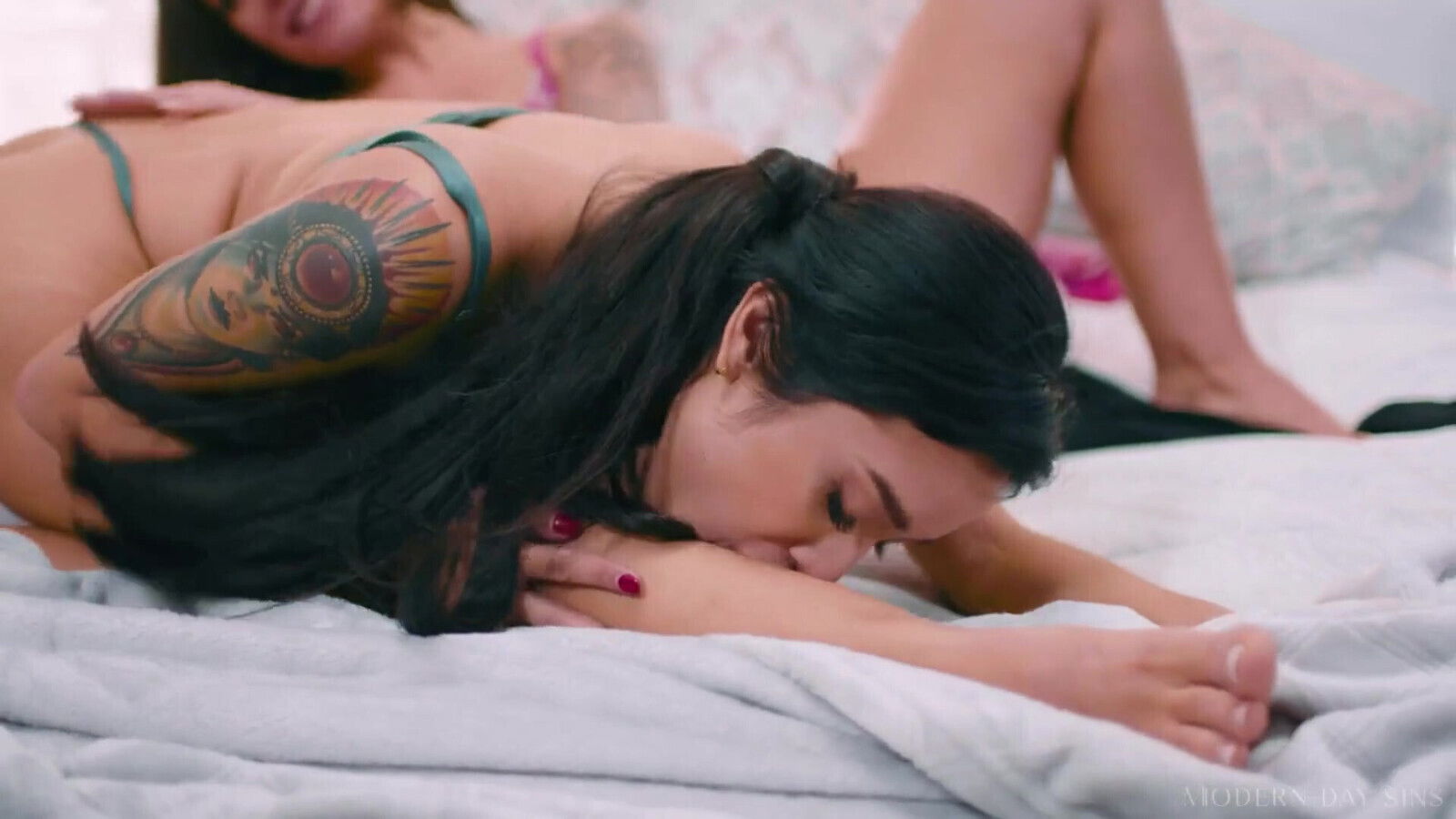 Modern-day Lesbian Girlfriends Avery Black April Olsen Caught Fucking During House Tour!