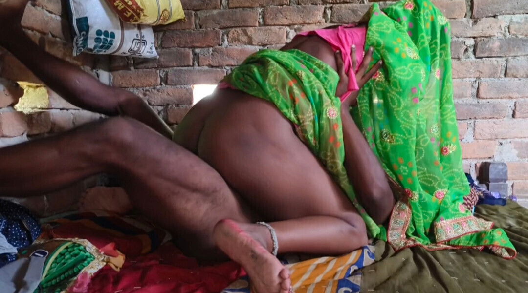 Biwi chut pati lund ghusaya boli kijiye maza raha hai.indian desi village hindi bhojpuri viral video