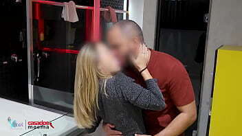 Marido corno assite esposa namorar beijos amigo