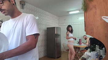Foder esposa corno enquanto lava lou&ccedil_a percebeu