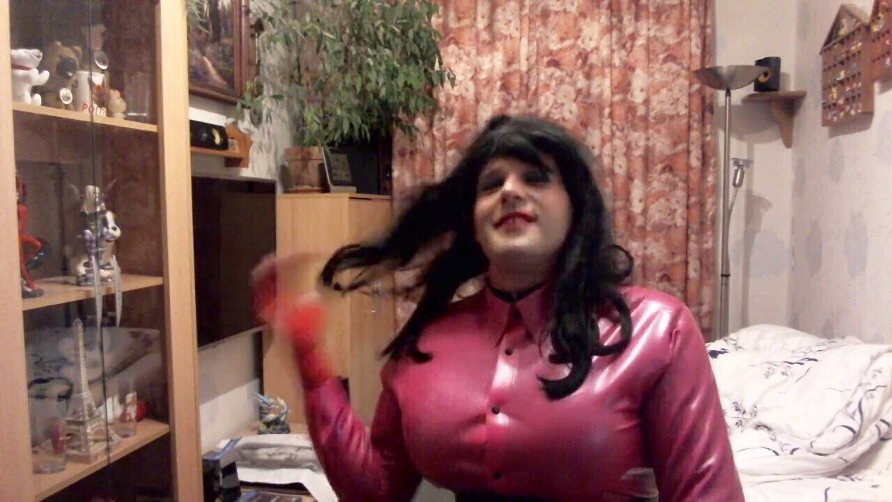 Dirty talking crossdresser Alexalatexnutte gets steamy with some solo action