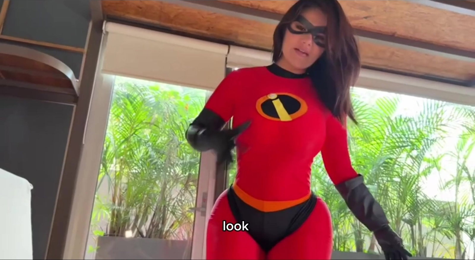 Cosplay Bombshell Gives Incredible Oral Homemade Scene