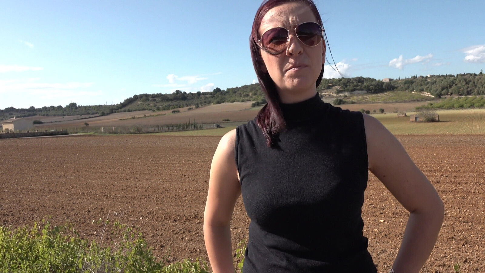 Redhead chick sucks pecker