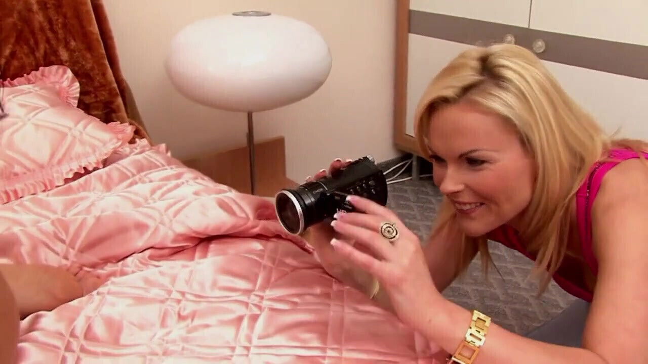 Lesbian Threesome Three Sluts Filming Their Pussy