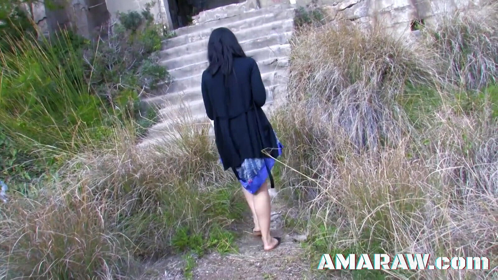 Small Oldia Paris with dark skin handling both