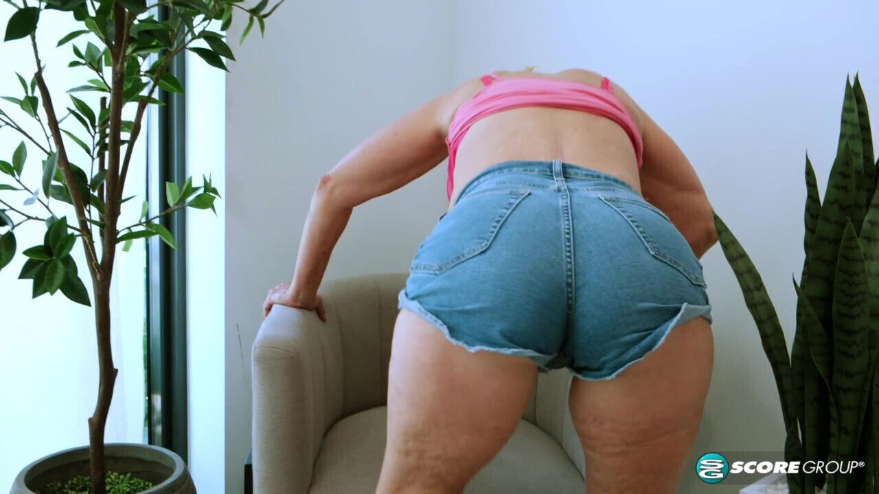 years old, Elara Elis returns show