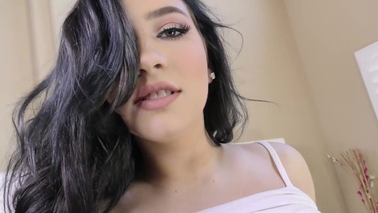 Gorgeous Amilia Onyx Makes Good Curves