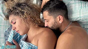 AMANTE ESCONDE MARIDO CORNO ATRAS ARMARIO