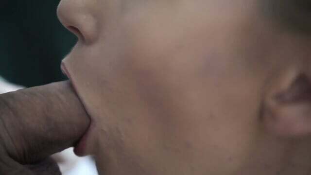 Sinnlicher ASMR-Blowjob einer deutschen Amateurin trocken gelutscht