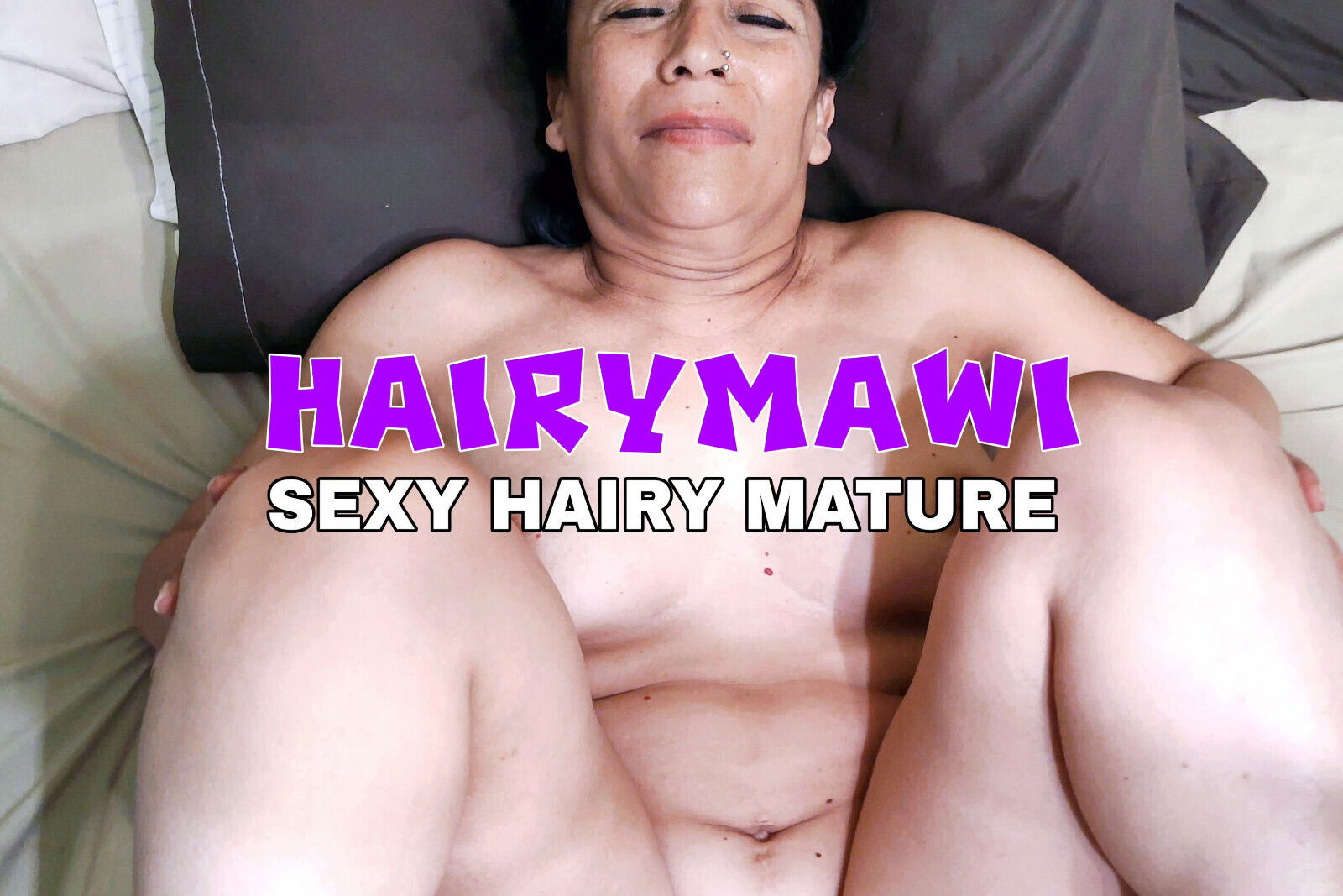 HORNY MATURE WOMAN SPREADS LEGS TAKES HAIRY PUSSY