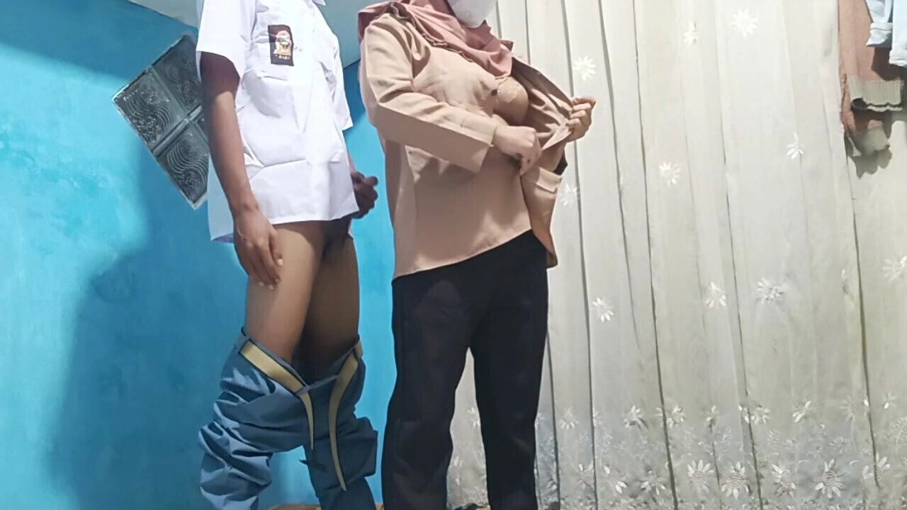 teacher invites students come home from school