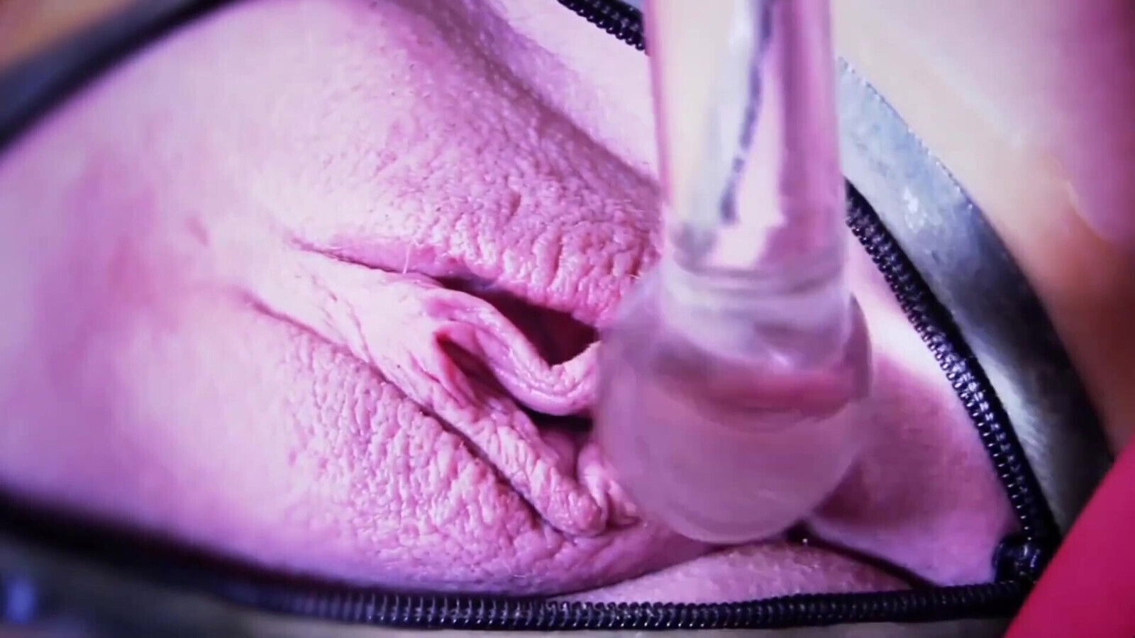 Chubby beauty masturbating solo