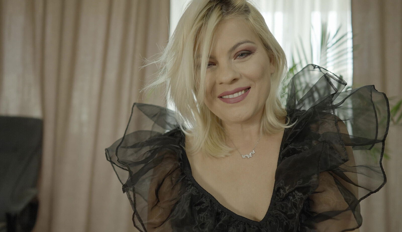 Jasmin Rubs Labia Sofa