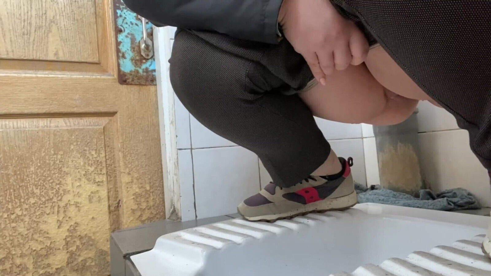 Mature milf pees hospital public toilet