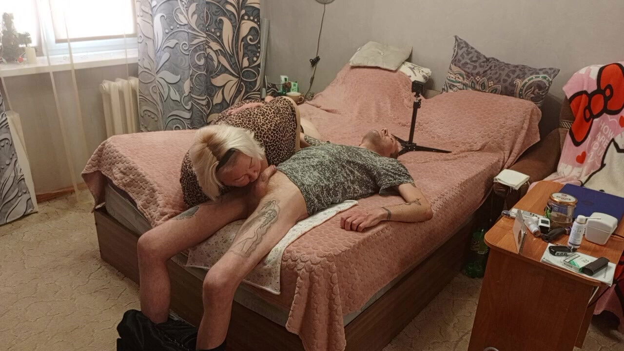 Stepmom gives blowjob mouthful